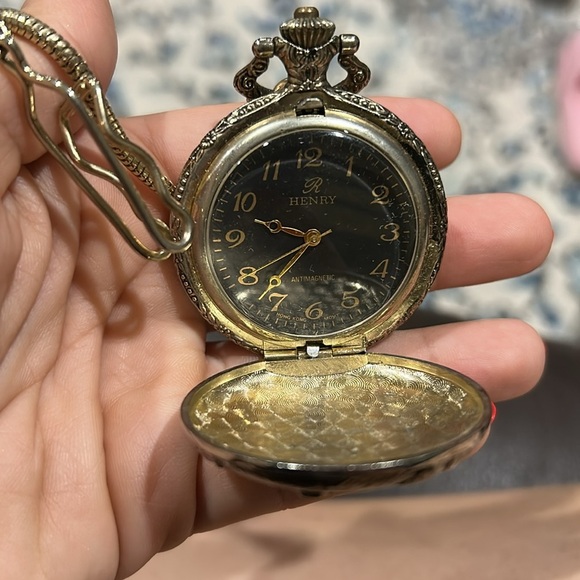 Other - VINTAGE PEARL QUARTZ POCKET WATCH SILVER COLORED Man Fishing